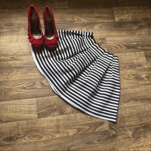 Express Dresses & Skirts - Express Black White Structured Flare A Line Skirt